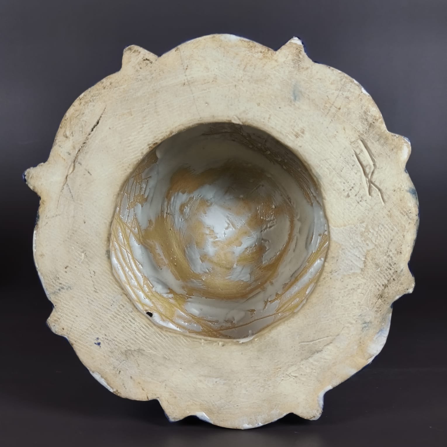 Tintero de loza Delft con seis apoyaplumas, ca. 1800. Tintero de loza Delft con seis apoyaplumas, ca. 1800.