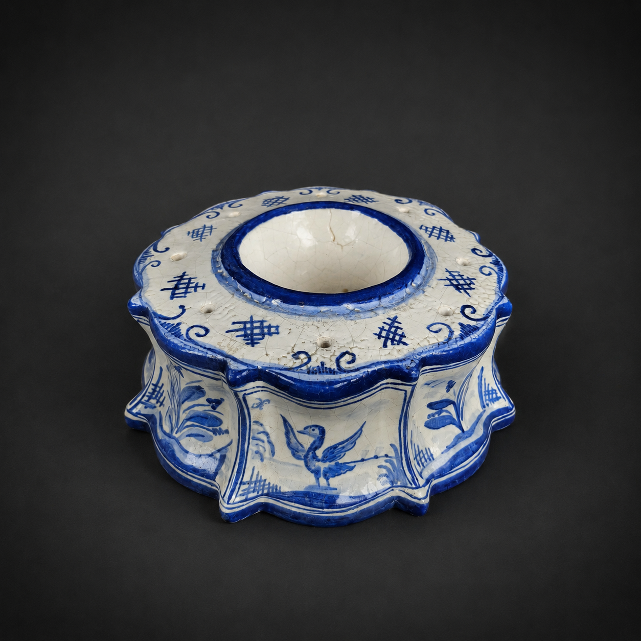 Tintero de loza Delft con seis apoyaplumas, ca. 1800. Tintero de loza Delft con seis apoyaplumas, ca. 1800.