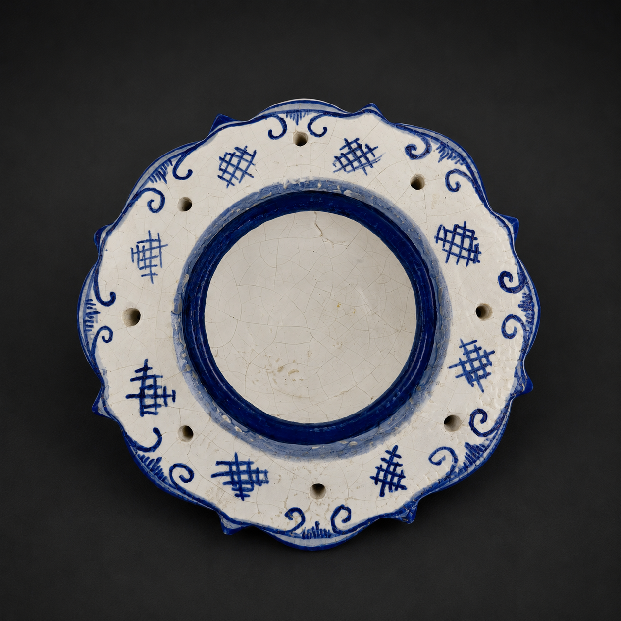 Tintero de loza Delft con seis apoyaplumas, ca. 1800. Tintero de loza Delft con seis apoyaplumas, ca. 1800.