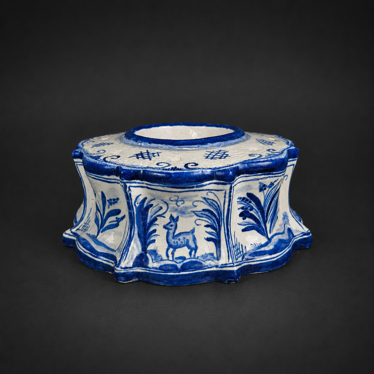 Tintero de loza Delft con seis apoyaplumas, ca. 1800. Tintero de loza Delft con seis apoyaplumas, ca. 1800.