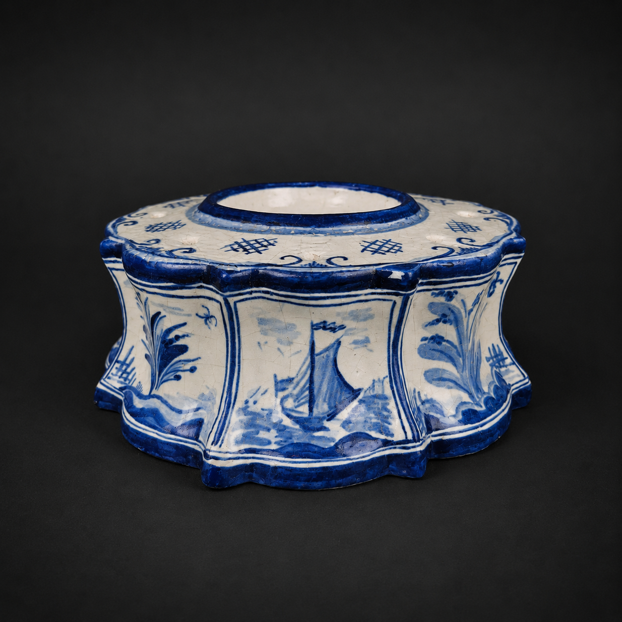 Tintero de loza Delft con seis apoyaplumas, ca. 1800. Tintero de loza Delft con seis apoyaplumas, ca. 1800.