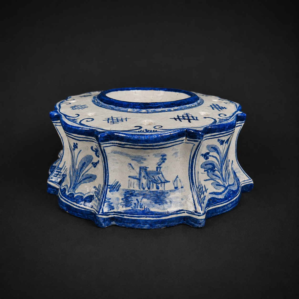 Tintero de loza Delft con seis apoyaplumas, ca. 1800. Tintero de loza Delft con seis apoyaplumas, ca. 1800.
