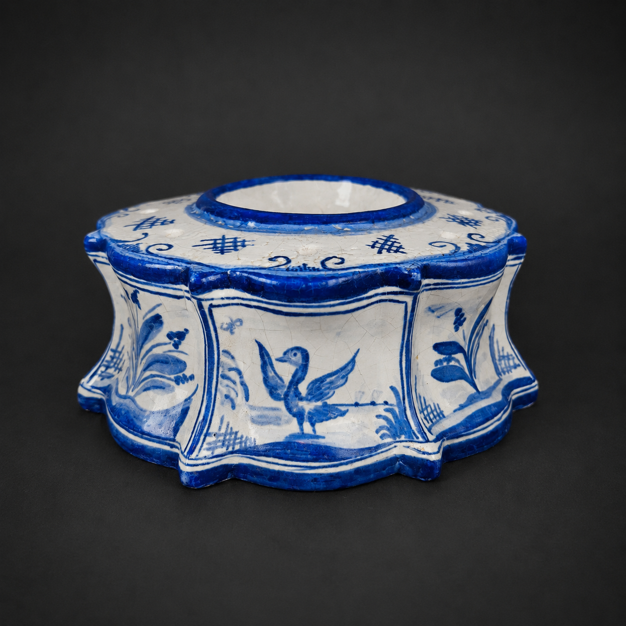 Tintero de loza Delft con seis apoyaplumas, ca. 1800. Tintero de loza Delft con seis apoyaplumas, ca. 1800.