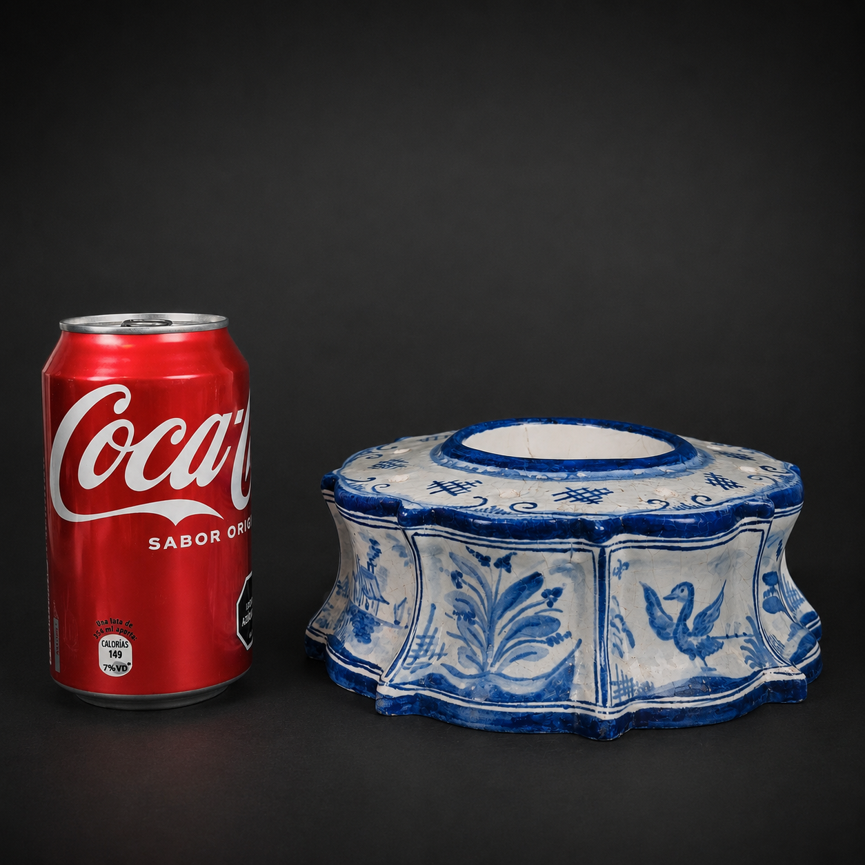 Tintero de loza Delft con seis apoyaplumas, ca. 1800. Tintero de loza Delft con seis apoyaplumas, ca. 1800.
