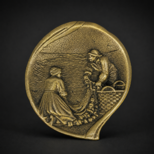 Despojador de bronce con escena de pescadores, ca. 1930.