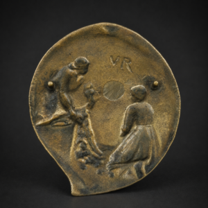Despojador de bronce con escena de pescadores, ca. 1930.