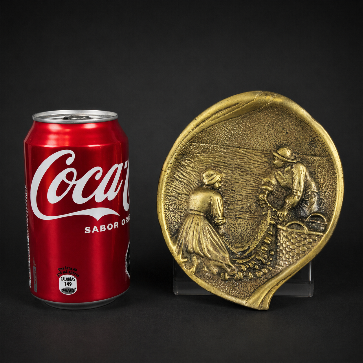 Despojador de bronce con escena de pescadores, ca. 1930. Despojador de bronce con escena de pescadores, ca. 1930.