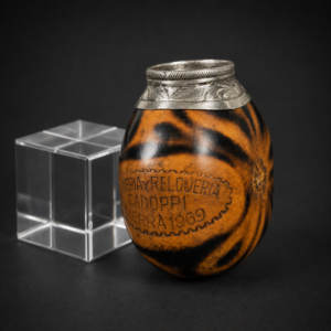 Mate galleta publicitario con virola de plata, ca. 1960.