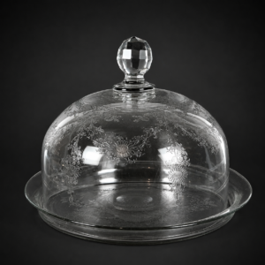 Quesera de cristal grabado con pomo facetado, ca. 1950.