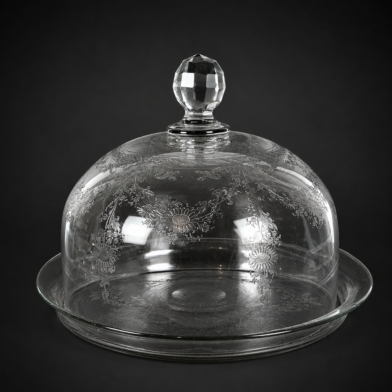 Quesera de cristal grabado con pomo facetado, ca. 1950. Quesera de cristal grabado con pomo facetado, ca. 1950.