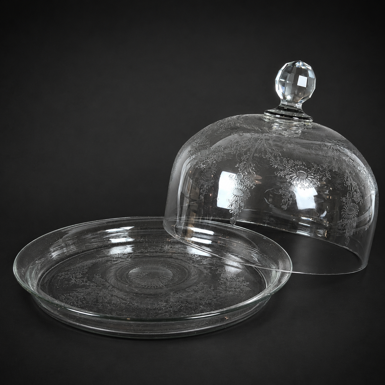 Quesera de cristal grabado con pomo facetado, ca. 1950. Quesera de cristal grabado con pomo facetado, ca. 1950.