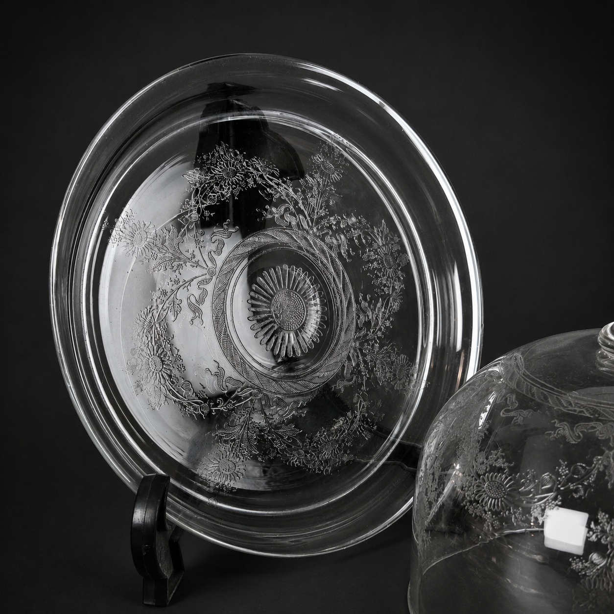 Quesera de cristal grabado con pomo facetado, ca. 1950. Quesera de cristal grabado con pomo facetado, ca. 1950.