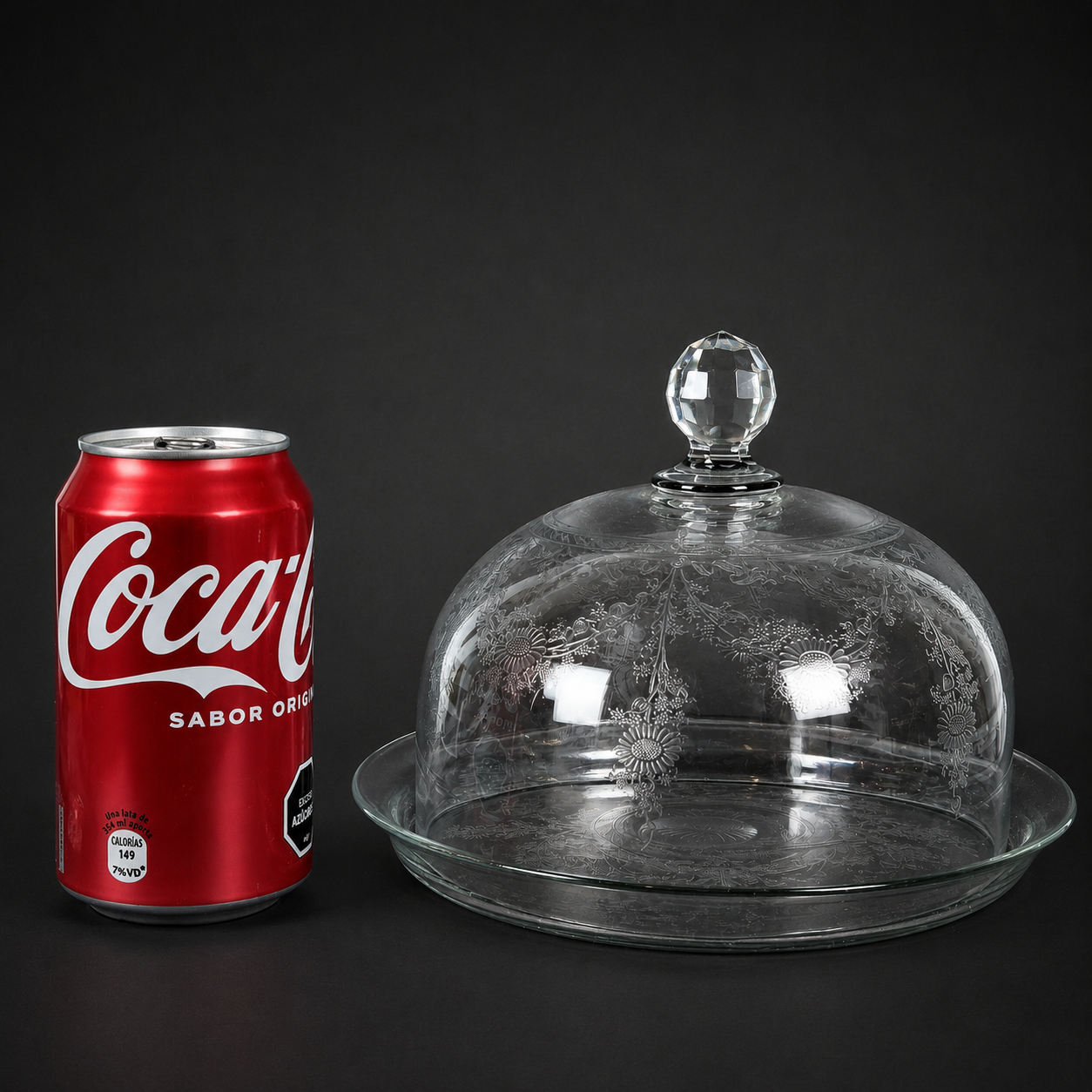Quesera de cristal grabado con pomo facetado, ca. 1950. Quesera de cristal grabado con pomo facetado, ca. 1950.