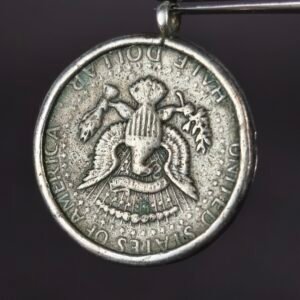 Dije con moneda Half Dollar Kennedy, ca. 1974.