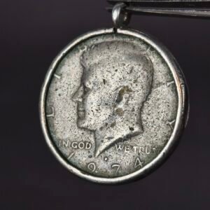 Dije con moneda Half Dollar Kennedy, ca. 1974.