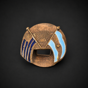 Prendedor con banderas de Uruguay y Argentina, ca. 1950.