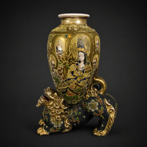 Jarrón japonés Satsuma sobre león guardián, ca. 1900.