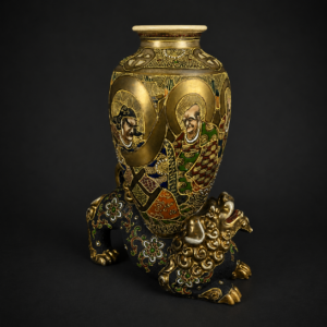 Jarrón japonés Satsuma sobre león guardián, ca. 1900. Jarrón japonés Satsuma sobre león guardián, ca. 1900.