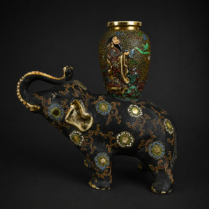 Jarrón japonés Satsuma sobre elefante, ca. 1900.