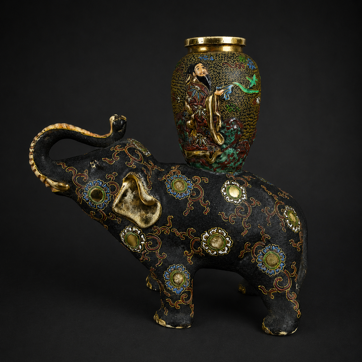 Jarrón japonés Satsuma sobre elefante, ca. 1900. Jarrón japonés Satsuma sobre elefante, ca. 1900.