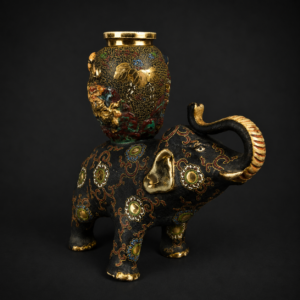 Jarrón japonés Satsuma sobre elefante, ca. 1900. Jarrón japonés Satsuma sobre elefante, ca. 1900.