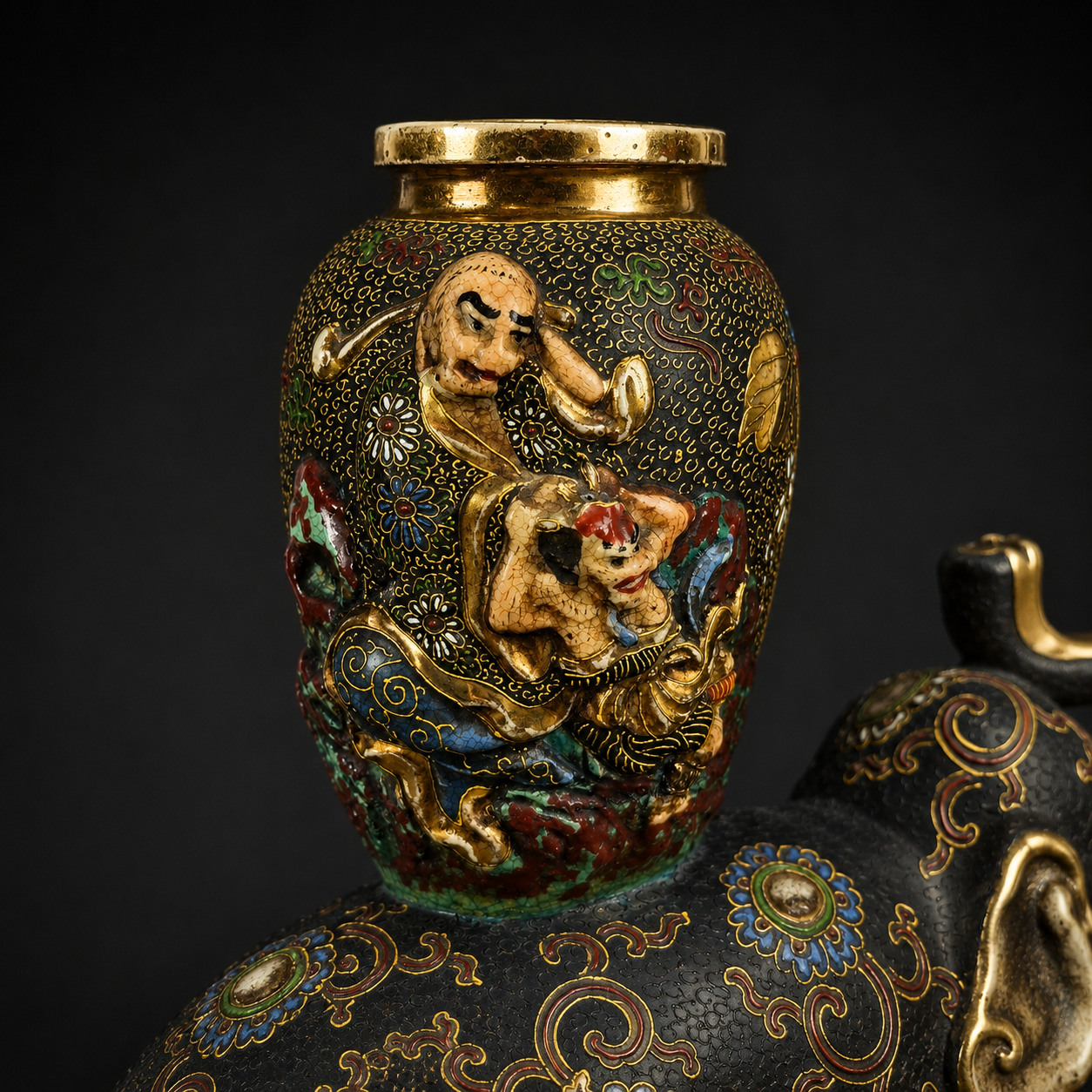 Jarrón japonés Satsuma sobre elefante, ca. 1900. Jarrón japonés Satsuma sobre elefante, ca. 1900.