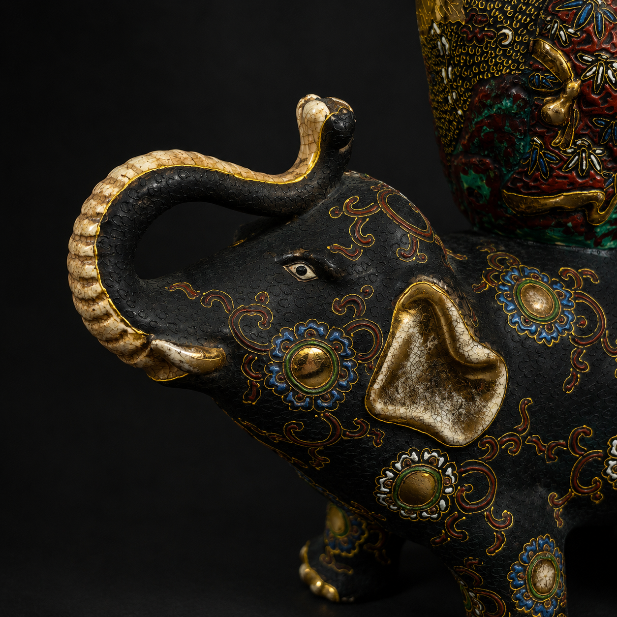 Jarrón japonés Satsuma sobre elefante, ca. 1900. Jarrón japonés Satsuma sobre elefante, ca. 1900.
