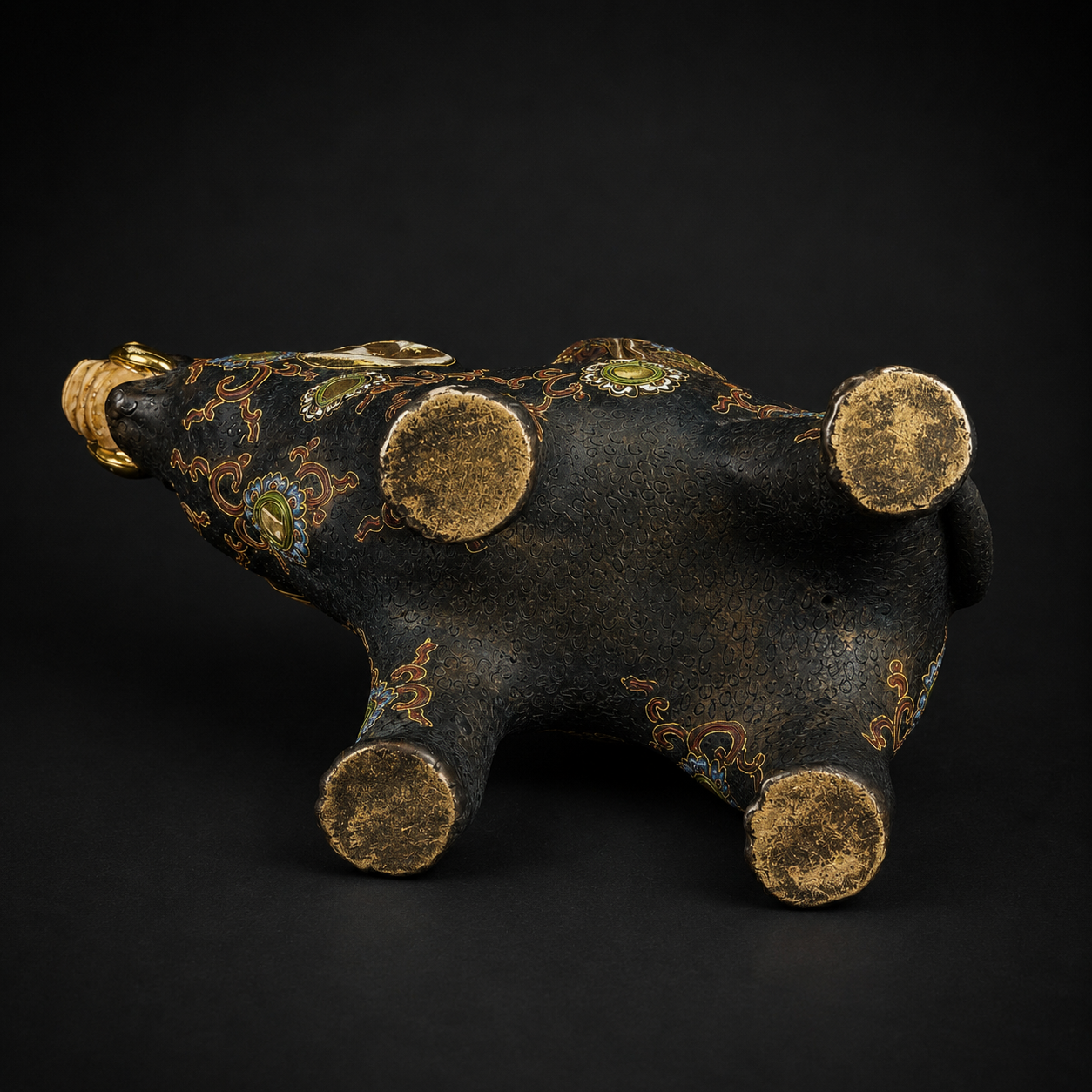 Jarrón japonés Satsuma sobre elefante, ca. 1900. Jarrón japonés Satsuma sobre elefante, ca. 1900.