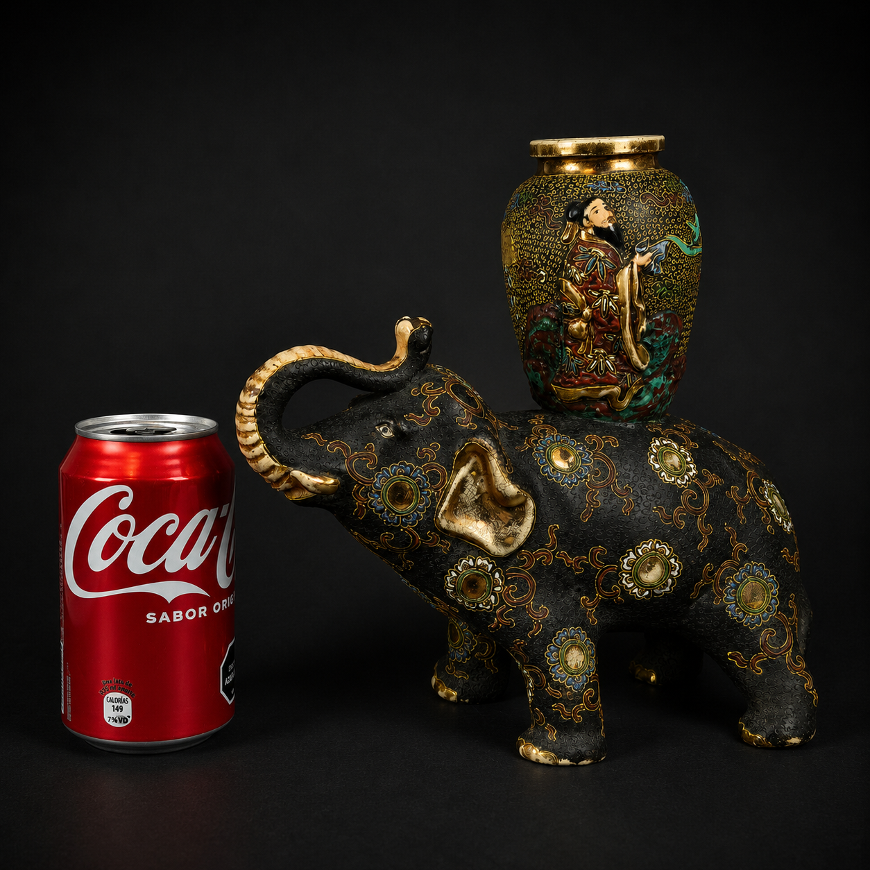 Jarrón japonés Satsuma sobre elefante, ca. 1900. Jarrón japonés Satsuma sobre elefante, ca. 1900.