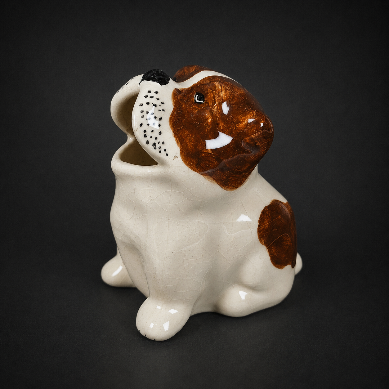 Carocero en forma de bulldog de cerámica, ca. 1950. Carocero en forma de bulldog de cerámica, ca. 1950.