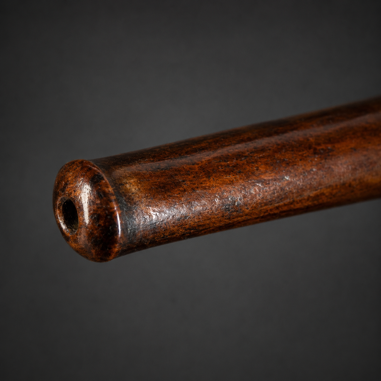 Boquilla para cigarrillos de baquelita con estuche, ca. 1930. Boquilla para cigarrillos de baquelita con estuche, ca. 1930.