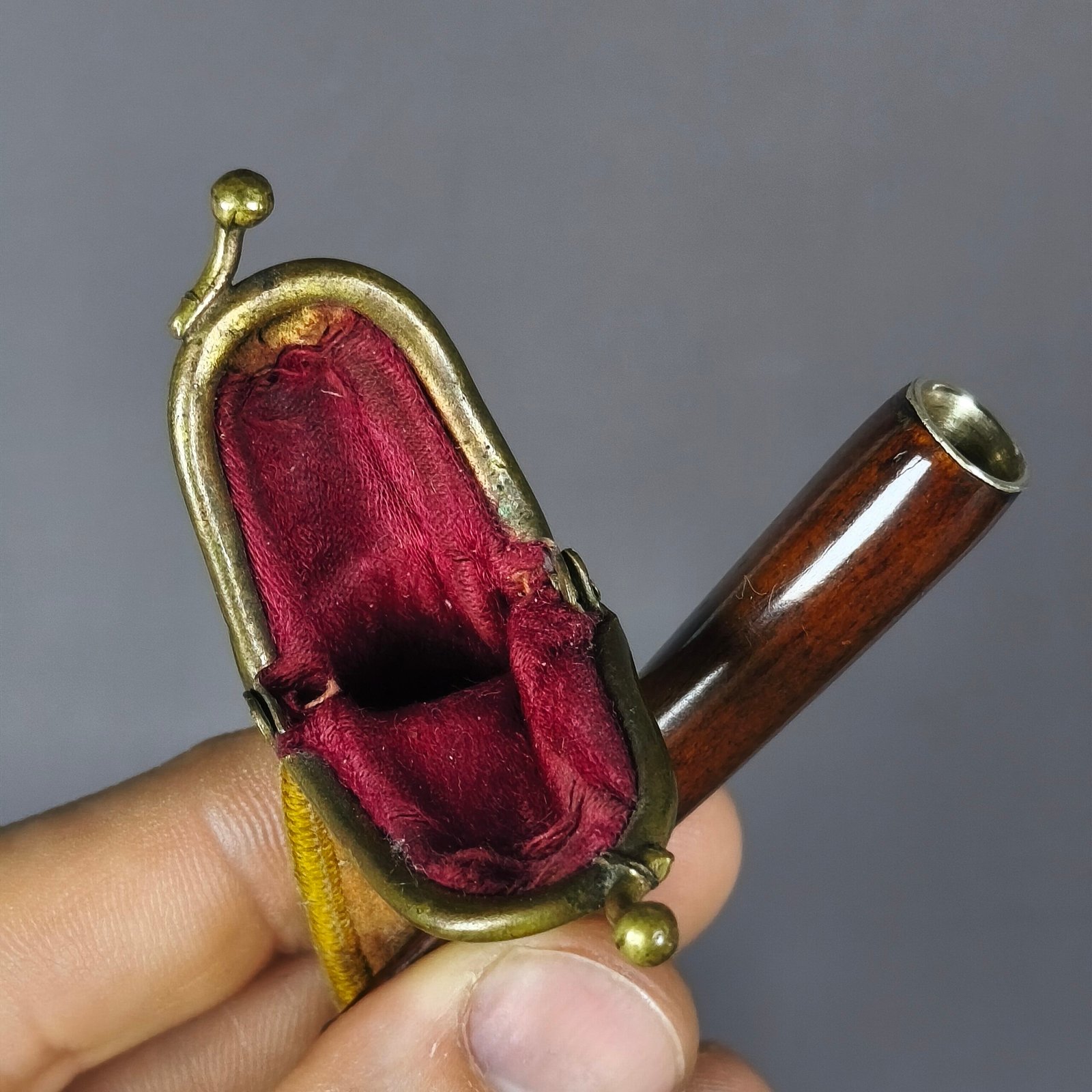 Boquilla para cigarrillos de baquelita con estuche, ca. 1930. Boquilla para cigarrillos de baquelita con estuche, ca. 1930.