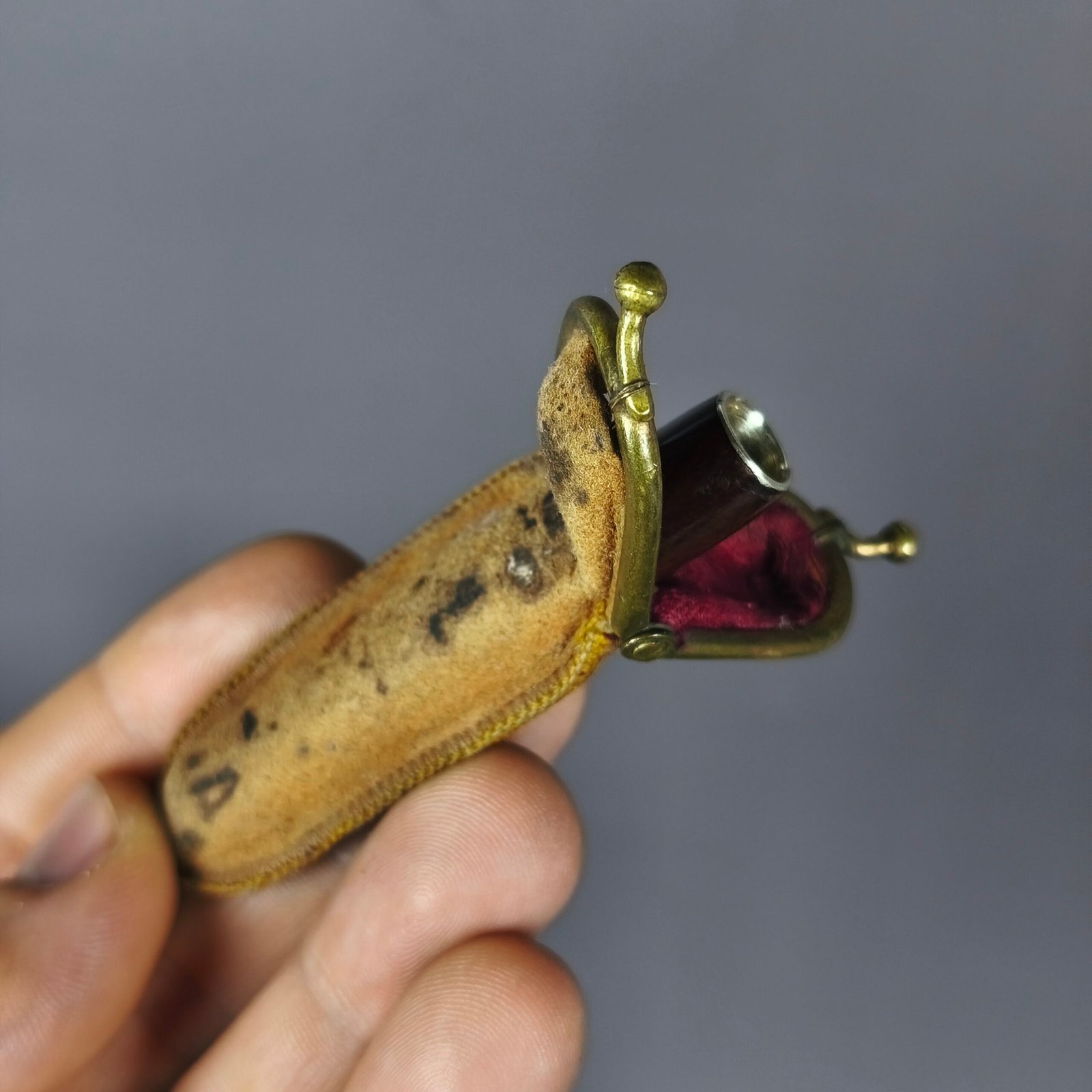 Boquilla para cigarrillos de baquelita con estuche, ca. 1930. Boquilla para cigarrillos de baquelita con estuche, ca. 1930.