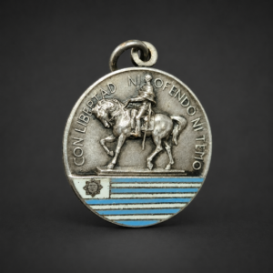 Medalla al mérito Obra de Don Bosco con Artigas, ca. 1950.