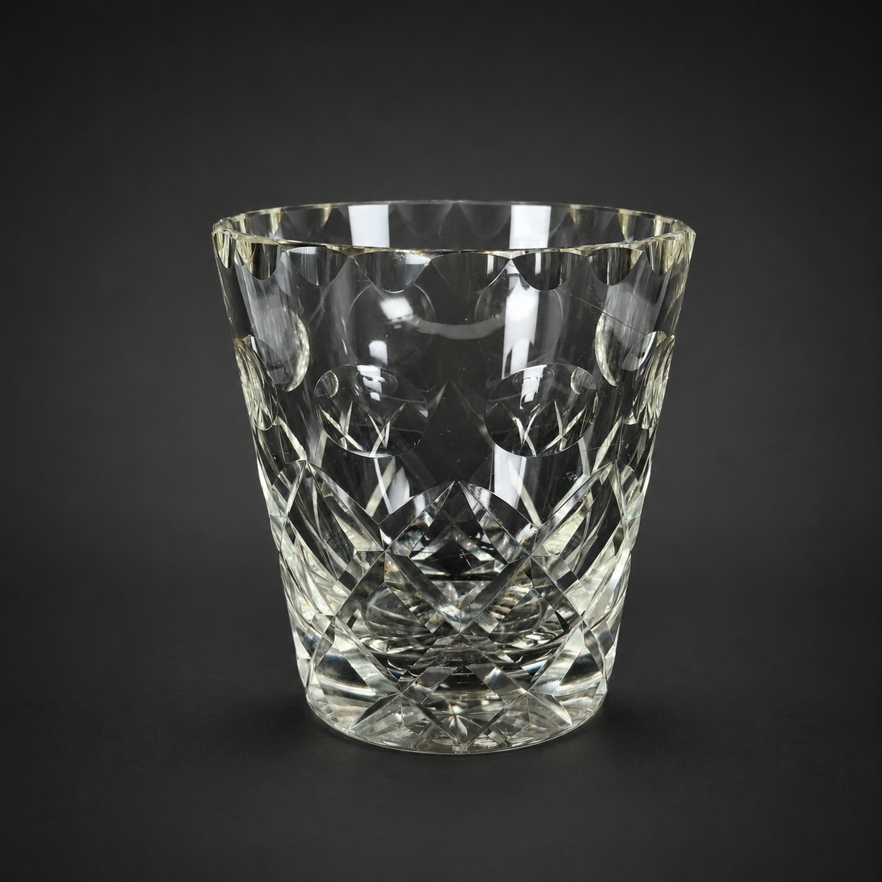 Hielera de cristal tallado, ca. 1950. Hielera de cristal tallado, ca. 1950.
