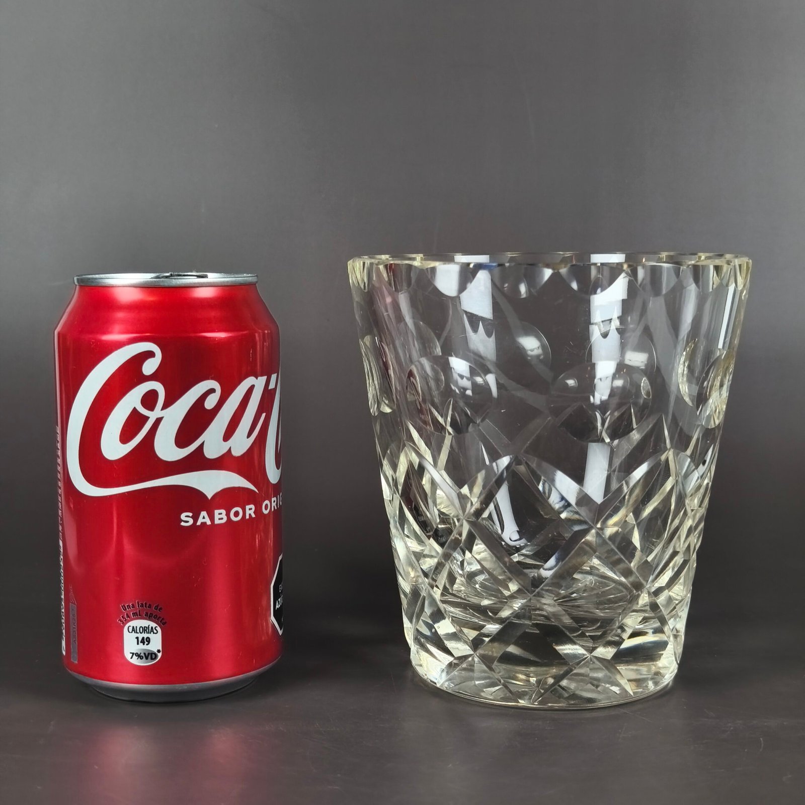 Hielera de cristal tallado, ca. 1950. Hielera de cristal tallado, ca. 1950.