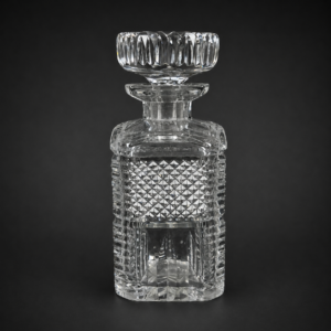 Botellón licorero de cristal tallado, ca. 1950.