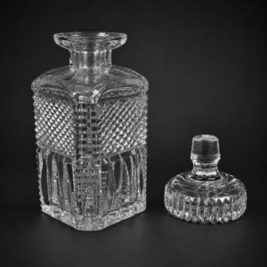 Botellón licorero de cristal tallado, ca. 1950. Botellón licorero de cristal tallado, ca. 1950.