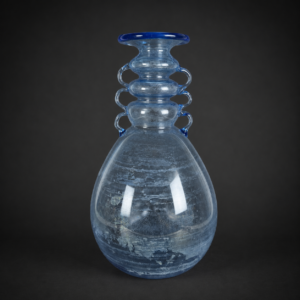Florero de cristal soplado azul, ca. 1960.