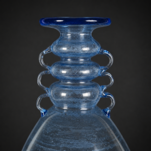 Florero de cristal soplado azul, ca. 1960. Florero de cristal soplado azul, ca. 1960.
