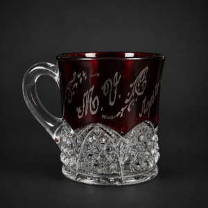 Tacita victoriana Ruby Glass grabada, ca. 1910.