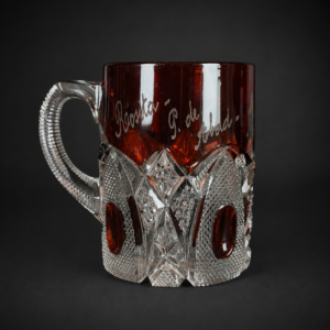 Taza victoriana Ruby Glass grabada, ca. 1910.