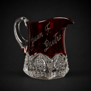 Jarrita victoriana Ruby Glass grabada, ca. 1910.