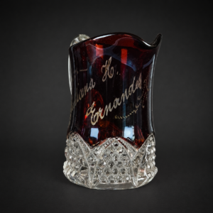 Jarrita victoriana Ruby Glass grabada, ca. 1910. Jarrita victoriana Ruby Glass grabada, ca. 1910.