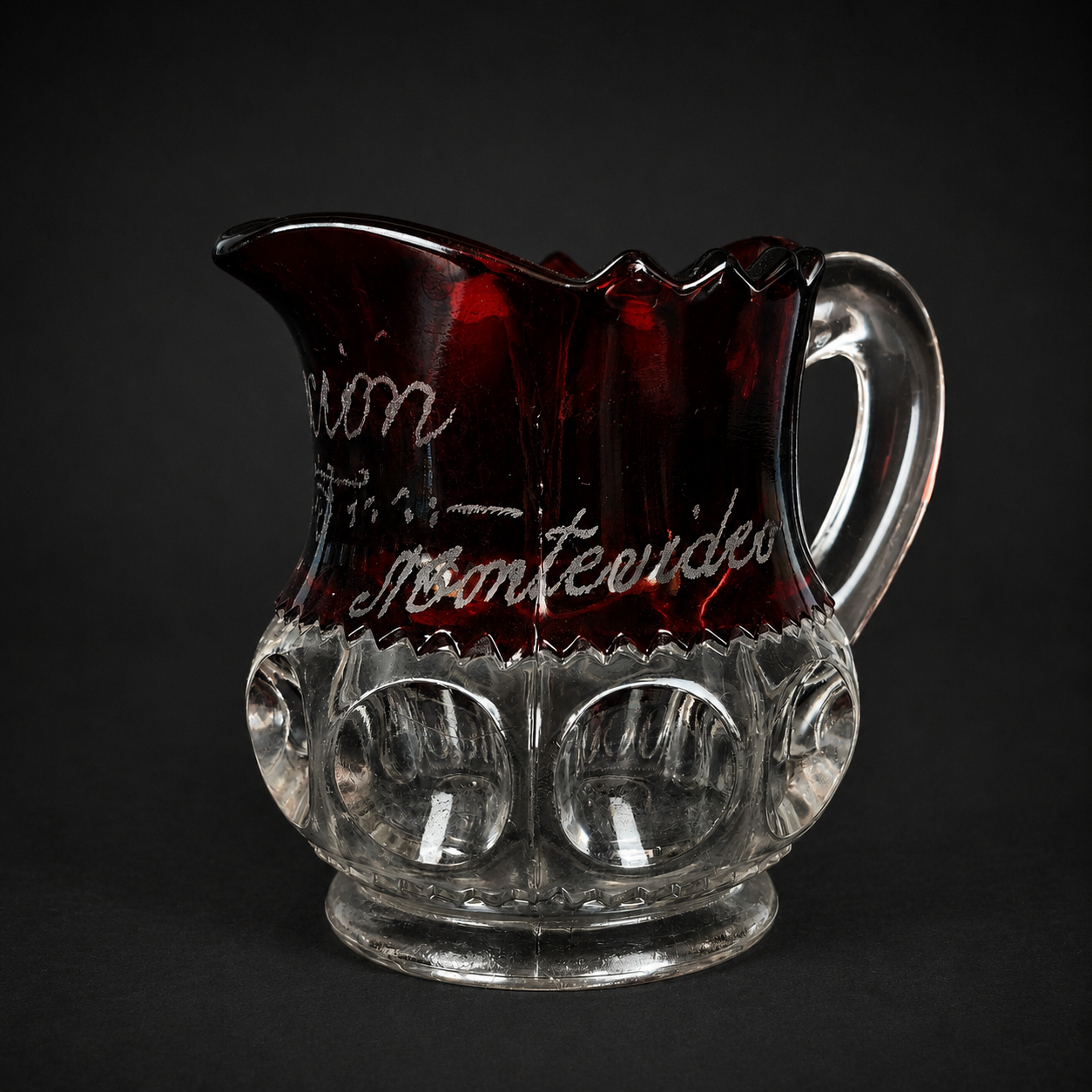 Jarrita victoriana Ruby Glass grabada, ca. 1910. Jarrita victoriana Ruby Glass grabada, ca. 1910.