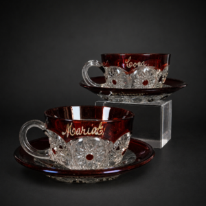 Juego de tazas victorianas Ruby Glass grabadas, ca. 1910.