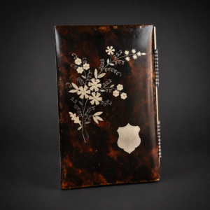 Carnet de baile en carey con incrustaciones de plata, ca. 1880.
