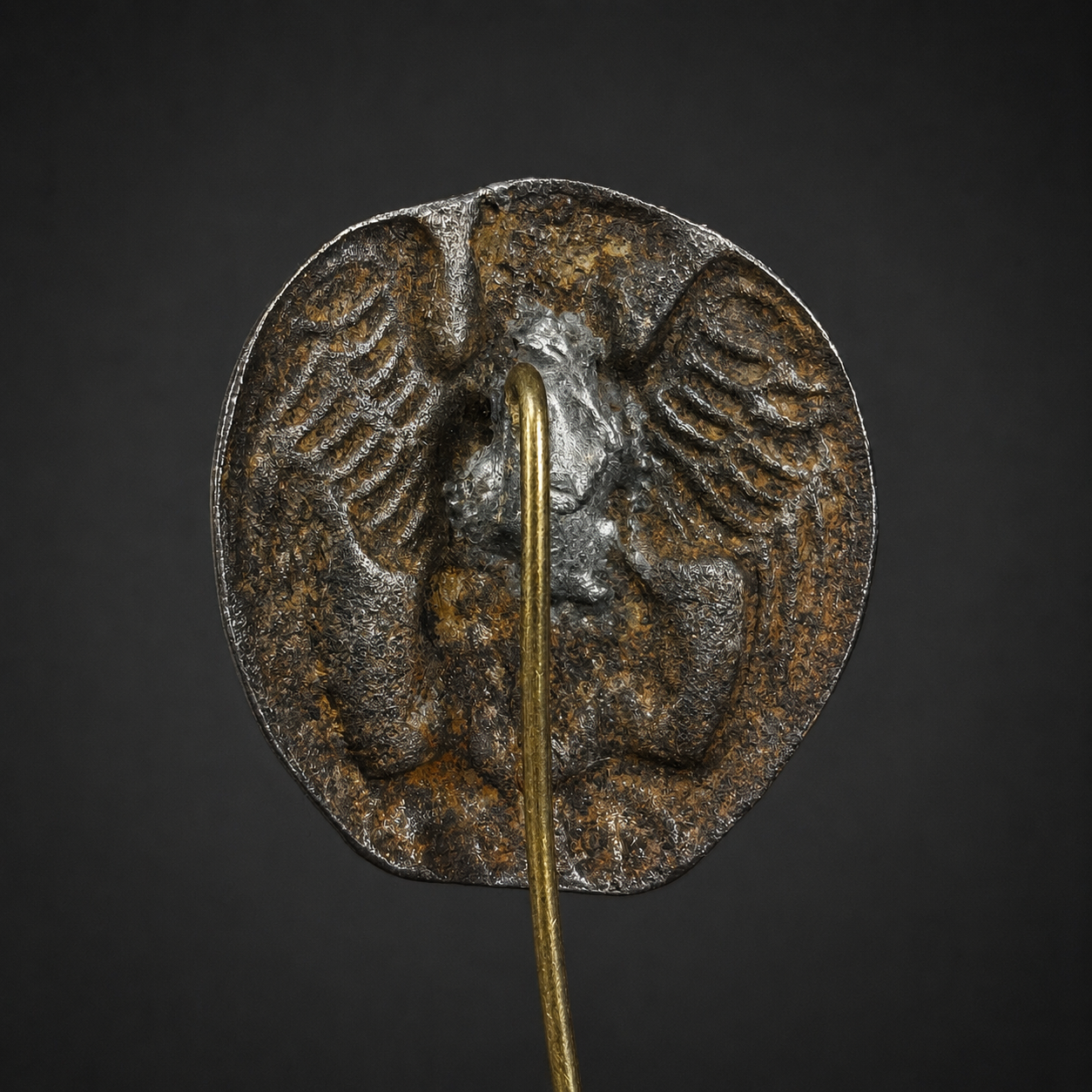 Alfiler con emblema de águila imperial, ca. 1870. Alfiler con emblema de águila imperial, ca. 1870
