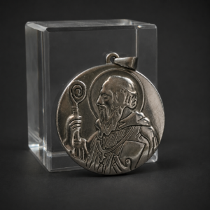 Medalla de San Benito en metal plateado, ca. 1950.
