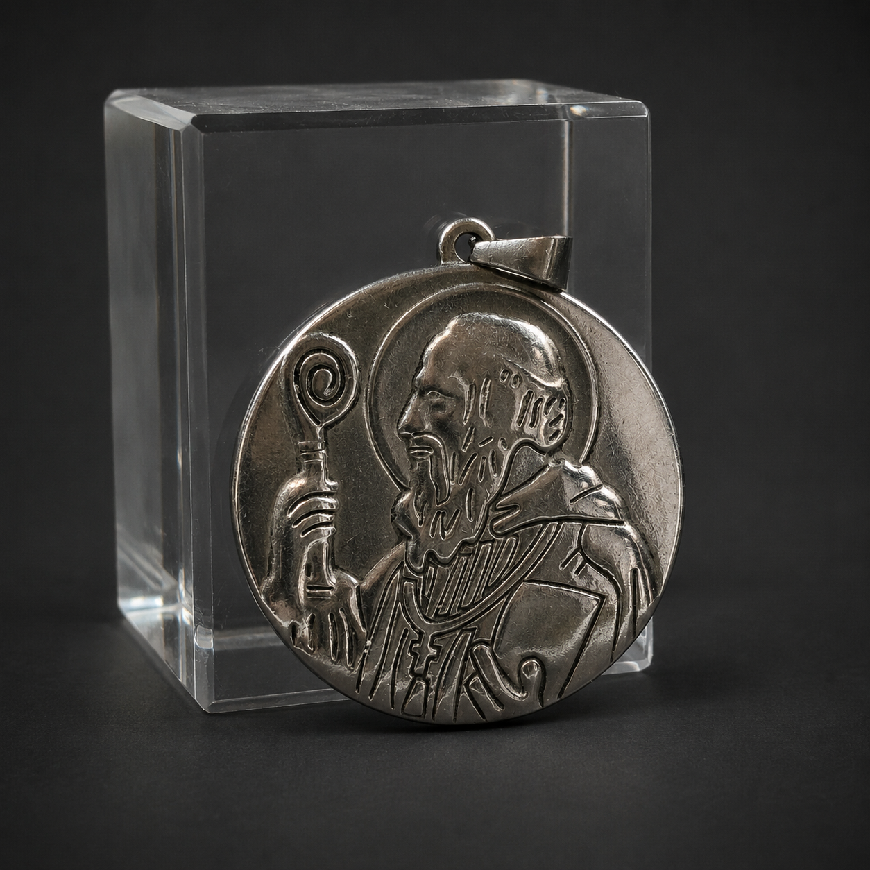 Medalla de San Benito en metal plateado, ca. 1950. Medalla de San Benito en metal plateado, ca. 1950.
